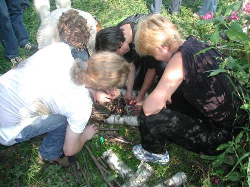 pic_j4.jpg - Олероэйн, Аттан, Северин и Аррис разводят костер